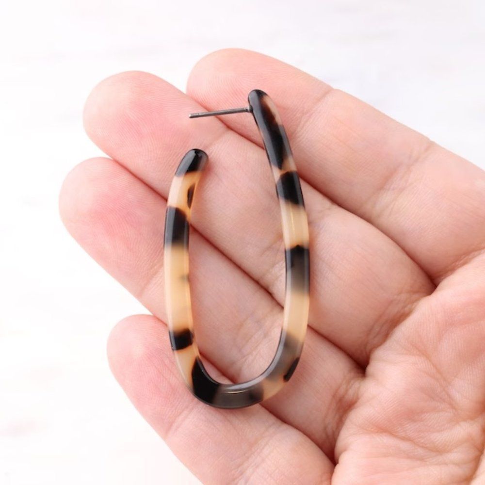 Blonde Tortoiseshell Open Oval Resin Hoop Earrings - Picture 3 of 4